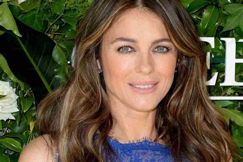 elizabeth hurley nuda|Elizabeth Hurley toma banho de sol totalmente nua em piscina